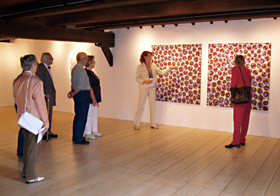 Ausstellung Mönchehaus Museum 2007 I Birgit Antoni I Schleuderball Dr. Bettina Ruhrberg, Direktorin Mönchehaus Museum Goslar, führt durch die Ausstellung  © 2007 Birgit Antoni, VG Bild-Kunst Bonn